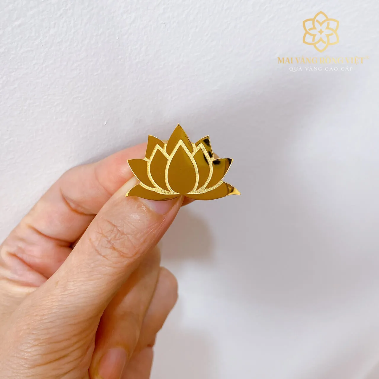 Pin Cài Áo Hoa Sen Mạ Vàng 24K 1 Pin Cài Áo Hoa Sen Mạ Vàng 24K