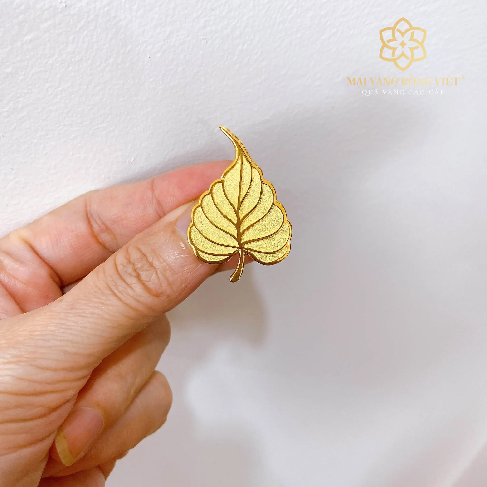 Pin Cài Áo Lá Bồ Đề Mạ Vàng 24K 1 Pin Cài Áo Lá Bồ Đề Mạ Vàng 24K